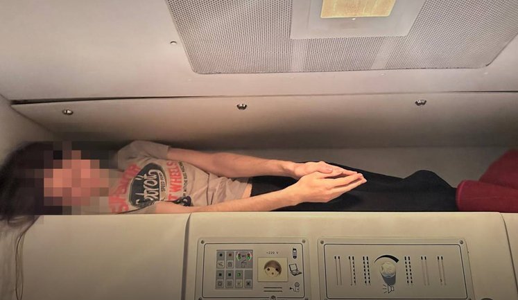 Перевозили мужчин в нишах для одеял пассажирских поездов: раскрыт международный канал переправки лиц, - ГПСУ. ФОТОрепортаж