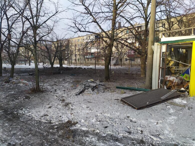Оккупанты за прошедшие сутки обстреляли ряд населенных пунктов Донетчины: повреждены многоэтажки, частные дома и админздание 02