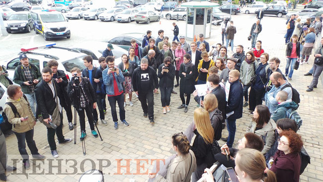 Хто наступний? і Today we are all Gypsies: активісти пікетували главк поліції Києва з вимогою розслідувати розгром табору ромів у столиці 02