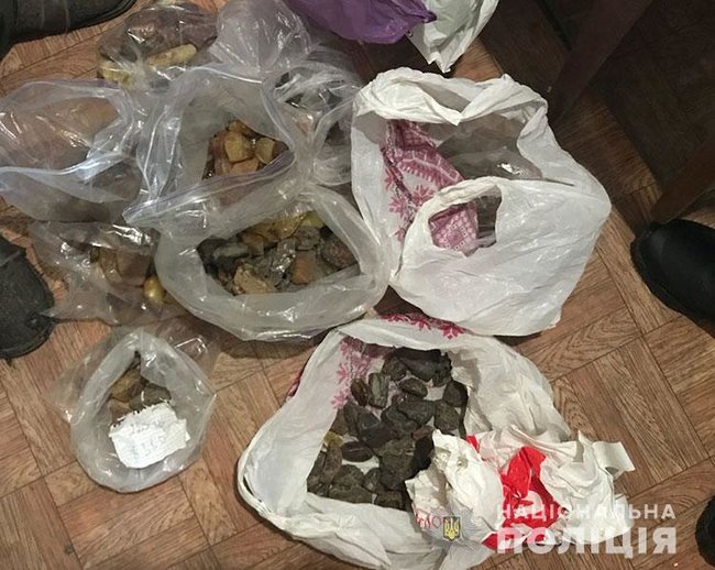 197 кг бурштину вартістю 2,8 млн грн вилучено на Рівненщині, - Нацполіція 02