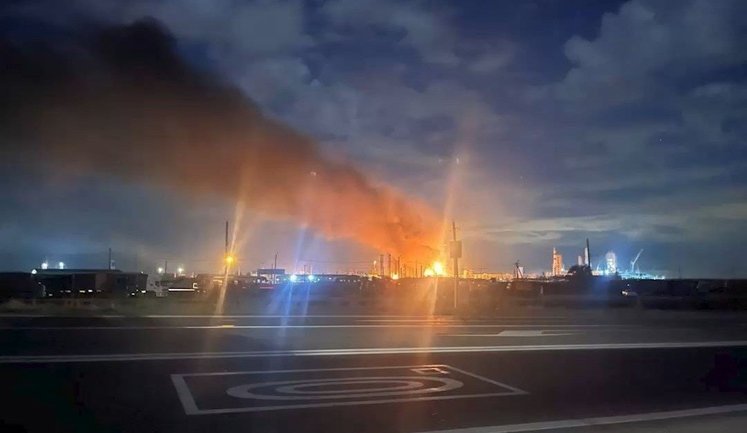 Уражено Ільський НПЗ, завод у Ростовській області та "Панцир-С2". Є результати в Чорному морі, - Зеленський. ВIДЕО