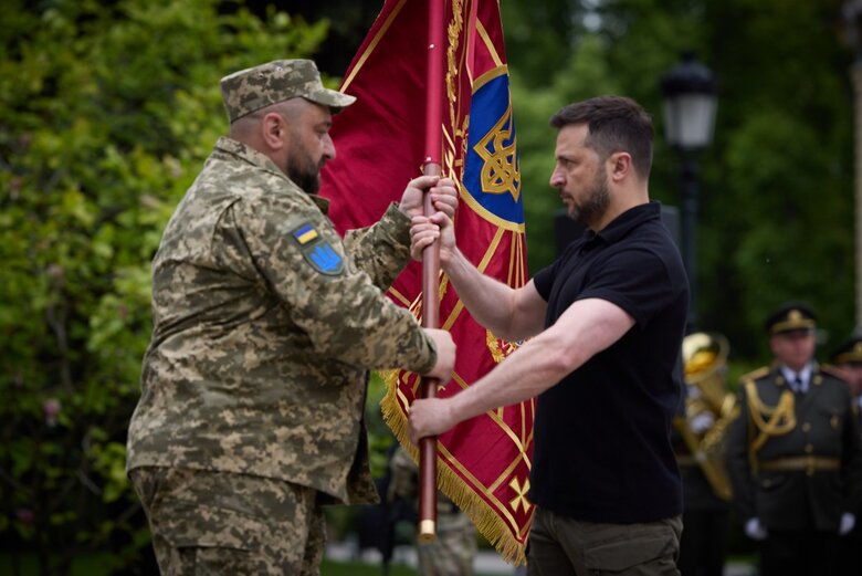 Зеленський вручив бригадам бойові прапори