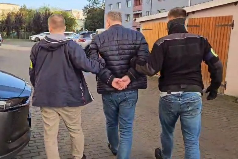У Польщі затримали чоловіка за розповсюдження порнографії за участі дітей і тварин