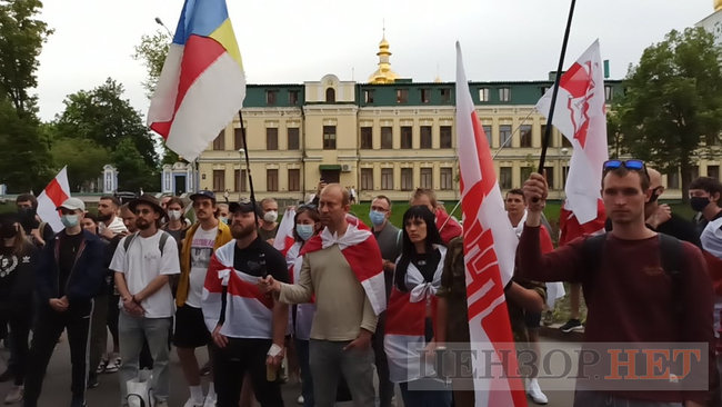 Акцию в поддержку задержанного в Минске Протасевича провели под зданием МИД в Киеве: Меньше слов - больше дел 01