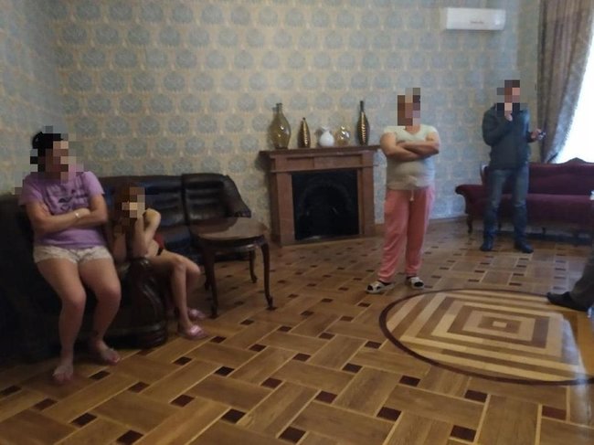 Правоохоронці в Одесі накрили бордель, організований поліцейським 02