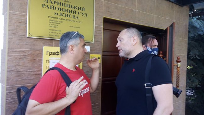 Суд продолжил рассмотрение иска Медведчука о запрете продажи книги о Стусе: под зданием суда проходит акция протеста 01
