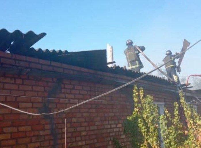 Рятувальники на даху будинку, який зазнав обстрілу