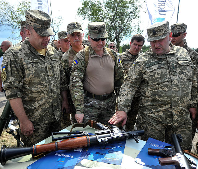 На Гончаровском полигоне состоялась демонстрация тяжелых украинских беспилотников, роботов-бронетранспортеров, новых винтовок, гранатометов, минометов 01