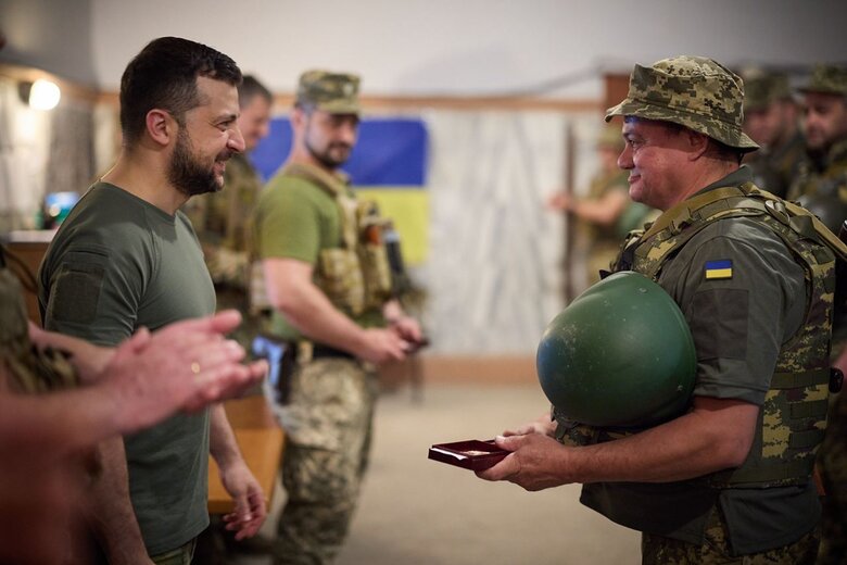 Зеленский посетил передовые позиции на Днепропетровщине и вручил военным государственные награды 05