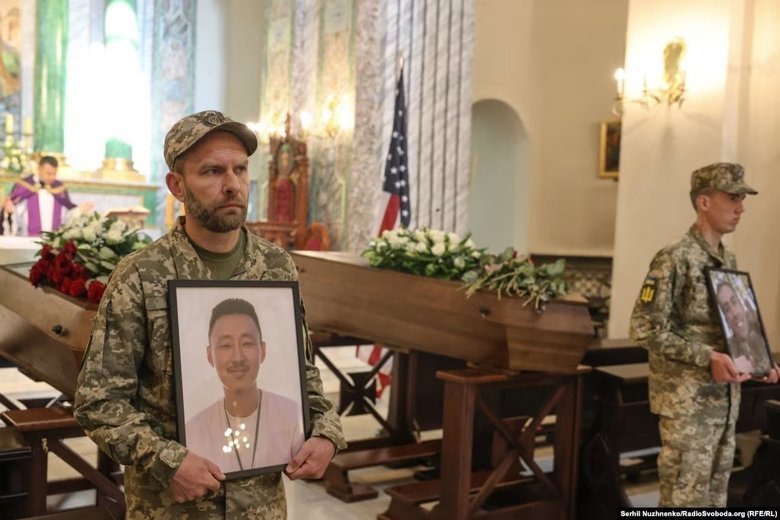 В Киеве простились с добровольцами из США Бенджамином Ю и Спенсером Бернсом Миком