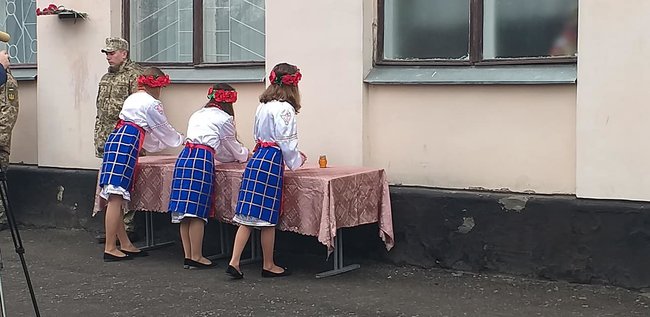 Мемориальные доски погибшим в зоне АТО воинам Сергею Ткачуку, Виктору Войцеховскому и Олегу Бурцу открыли на фасаде школы в Пятихатках на Днепропетровщине 08