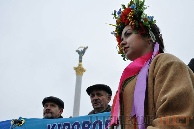 Українські казначеї розгорнули в центрі Києва найдовший прапор України 21