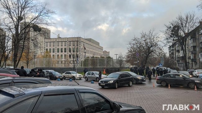 ОПЗЖ зібрала проплачений мітинг проти зовнішнього управління під посольством США в Києві 03
