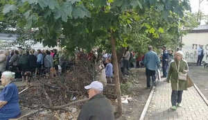 Food situation in Mariupol is critical. People stand in huge queue for bread, - city council. VIDEO