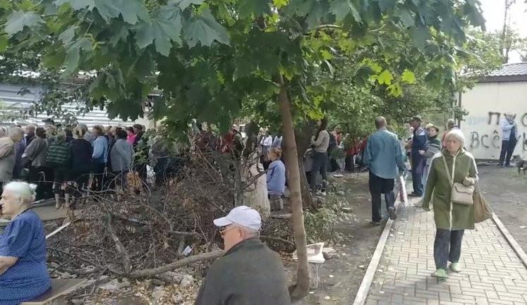 Food situation in Mariupol is critical. People stand in huge queue for bread, - city council. VIDEO
