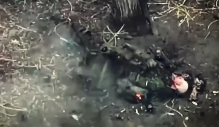 Ruscists knelt down and blew himself up with grenade – moment of his death was captured by Ukrainian drone. VIDEO 18+