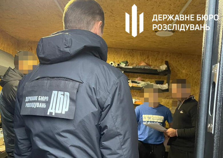 Посадовиць військової частини змушував підлеглих працювати на нього