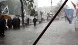 Оппоненты Тимошенко испугались дождя, а регионал Калашников выступает под фонограмму. ВИДЕО.