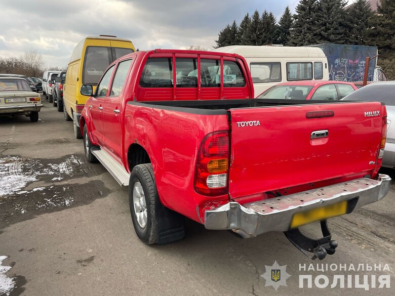 У Києві викрито чоловіка та жінку, які продавали авто, ввезені для ЗСУ