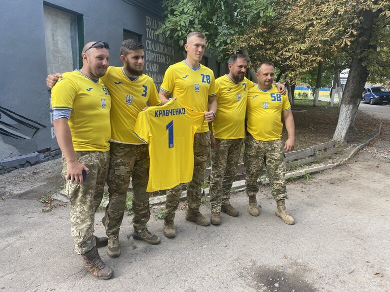 Кохана Героя України Дмитра Коцюбайла - ДаВінчі Аліна Михайлова: Він заводив своїх у підвал. І заходив останнім. Саме в цей момент прилетів снаряд 11