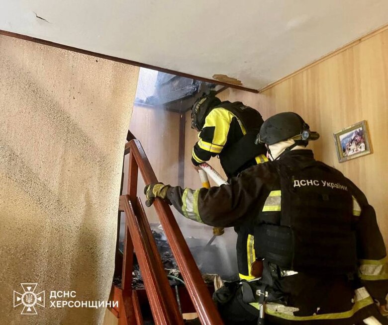 РФ вдарила по рятувальниках на Херсонщині, які гасили пожежу
