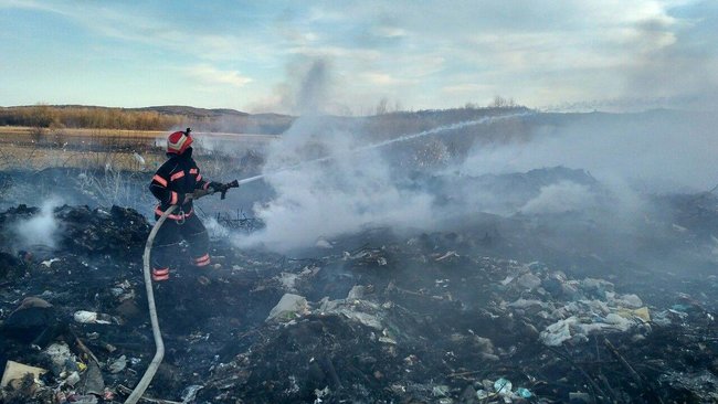Рятувальники 7 годин гасили сміттєзвалище, яке загорілося під Чернівцями 01