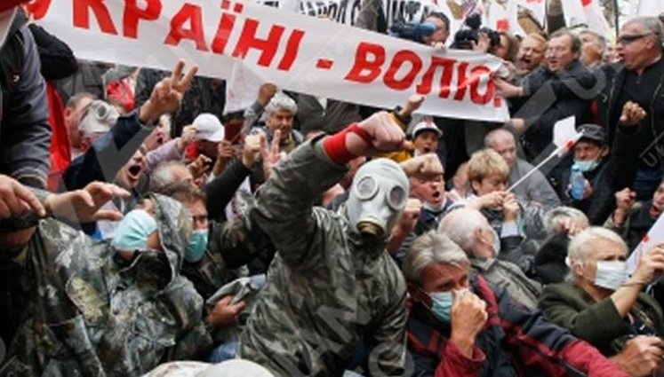 Потасовка у Печерского суда: сторонники Тимошенко прорвали оцепление "Беркута" и перекрыли дорогу автозаку. ФОТОрепортаж