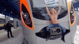 Голые активистки Femen атаковали "Хюндаи": "Ломай меня полностью". ФОТО