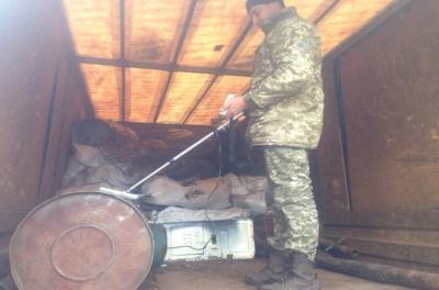 Грузовик с радиоактивным металлоломом обнаружили пограничники возле Зоны отчуждения на Киевщине 01
