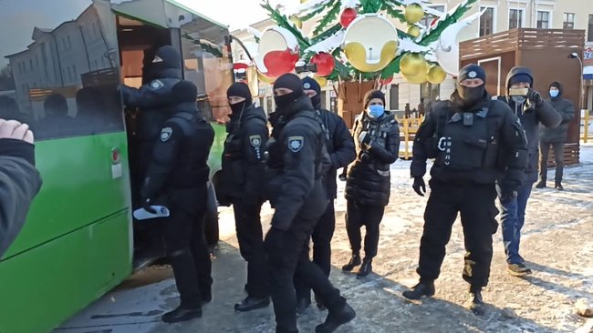 У Києві спробували провести акцію протесту проти насильства з боку правих екстремістів: мітингувальників затримала поліція за порушення локдауну 14