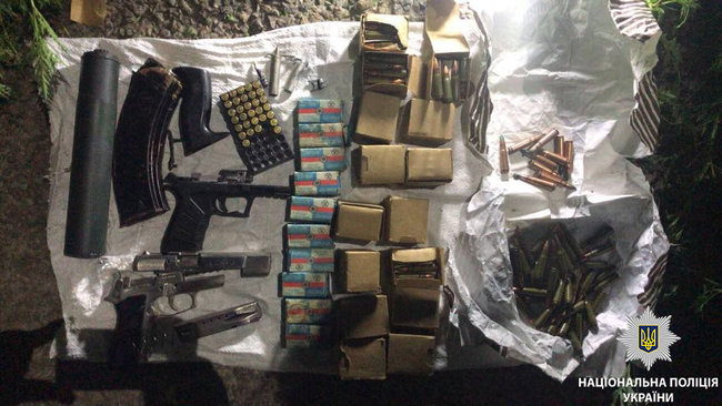 Чоловік зберігав арсенал зброї в двох орендованих гаражах у Нікополі, - НПУ 02
