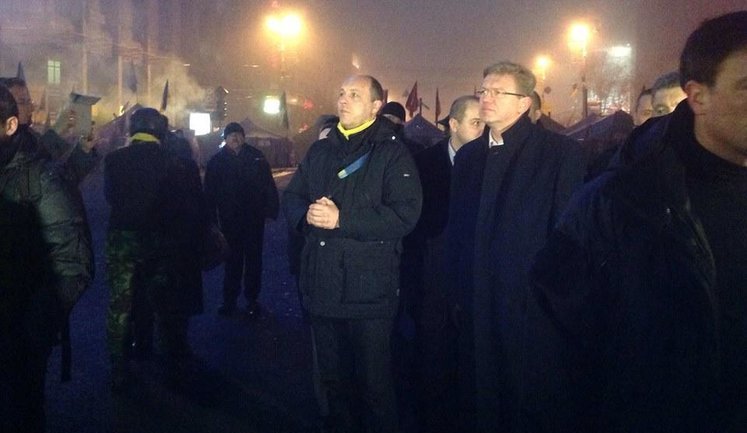 Фюле ночью посетил Майдан и пообщался с представителями оппозиции. ФОТОрепортаж