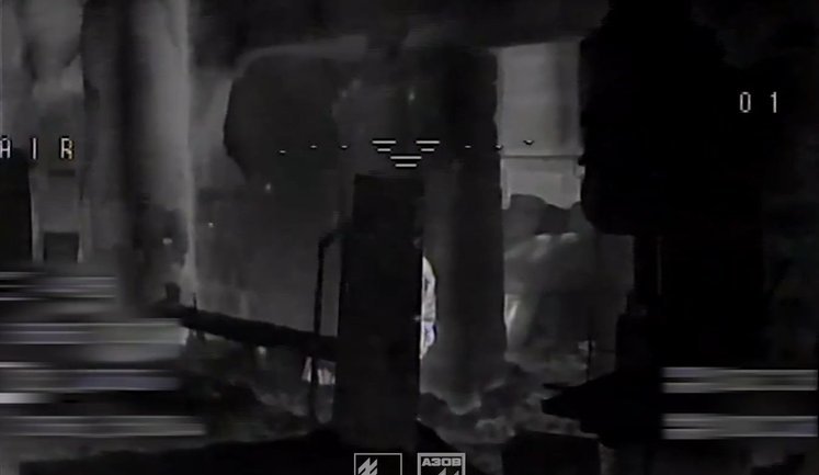 Нічне полювання дронів "Азову": ліквідація окупанта, який намагався сховатися. ВIДЕО