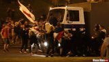 Автозак прорывает цепь протестующих в Минске. ФОТОрепортаж
