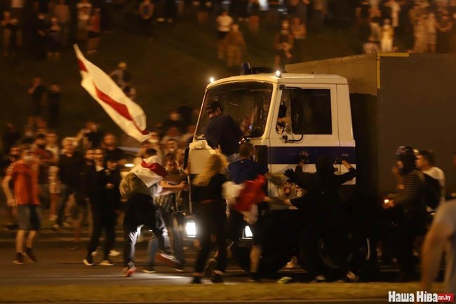 Автозак прориває ланцюг протестувальників у Мінську 04
