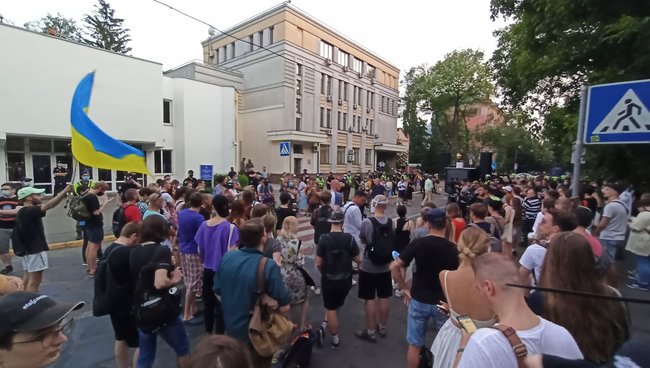 Акция в поддержку отставки Авакова с файерами и салютом прошла возле здания МВД 01