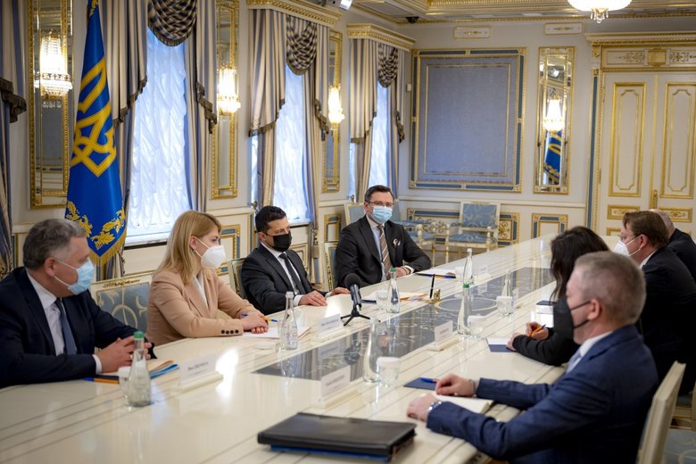 Зеленський зустрівся з єврокомісаром Варгеї: Україна продовжує реалізацію важливих економічних проєктів попри безпекові виклики 02