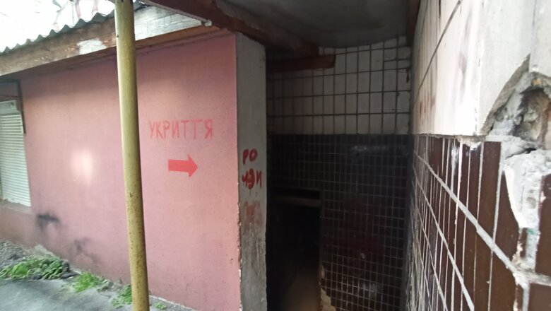 Зачинені двері, кодові замки та записки з телефонними номерами: як потрапити до укриттів у Києві 20