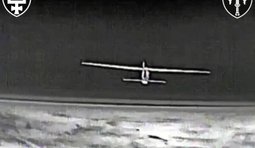 дрон атакує ворожий