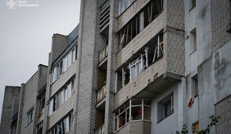 Масована атака по Черкащині: 10 людей травмовані, серед них 10-річний хлопчик. Пошкоджено багатоповерхівки та критичну інфраструктуру. ФОТОрепортаж