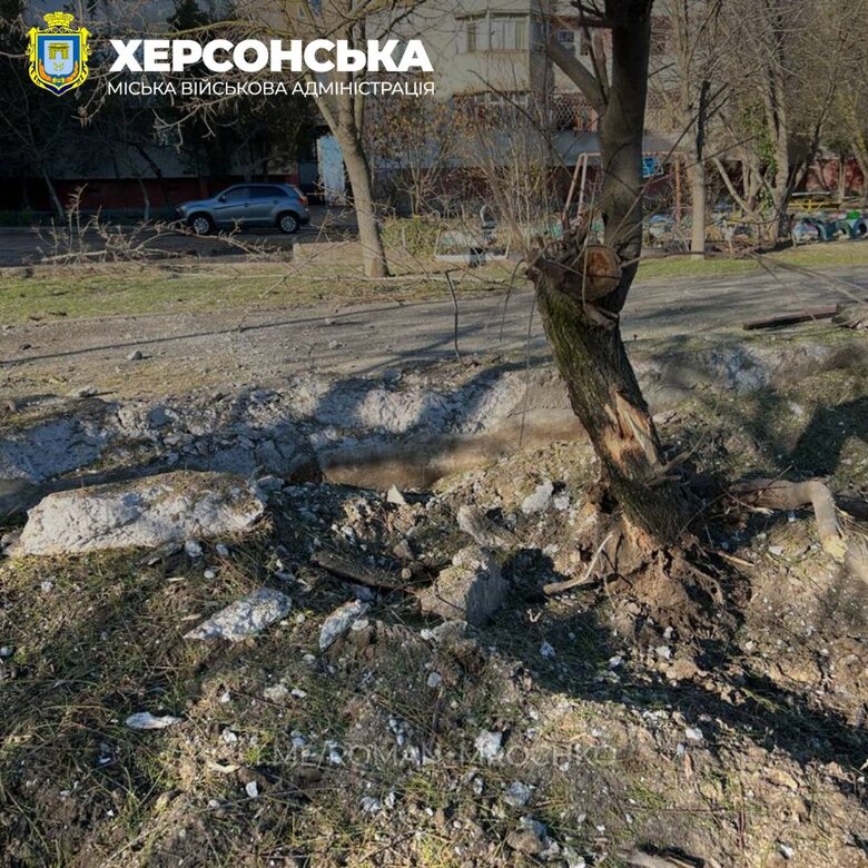 Зранку окупанти обстріляли житлові квартали Херсону 03