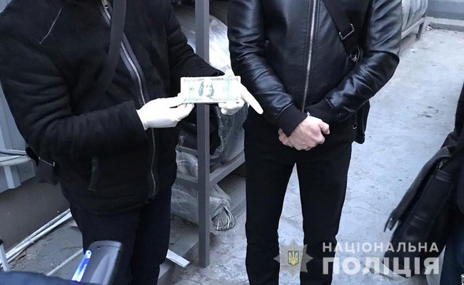 Руководитель общественных организаций, шантажировавший предпринимателей в Днепре, задержан при получении 10 тыс. долл., - Нацполиция 02