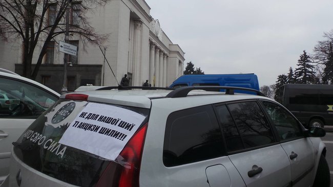 Чай, смаколики, євробляхи: під ВР триває страйк власників авто з іноземною реєстрацією 08