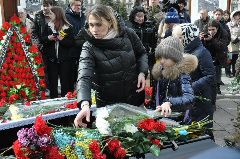 Із воїнами Олегом та Микитою Хомюками попрощалися у Києві: Батько та син загинули в бою проти окупантів під Бахмутом 02
