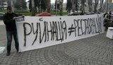 В Донецке на крыльцо Ахметову принесли строительный мусор. ФОТОрепортаж