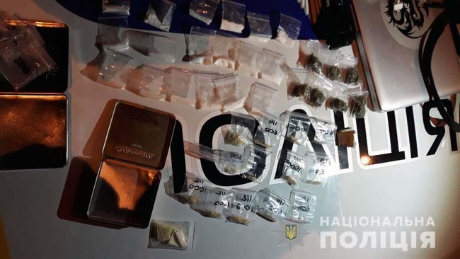 Россиянина с расфасованными наркотиками задержали спецназовцы в Киеве 01