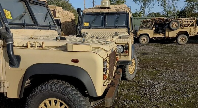 Украинские военные получат бронированные Land Rover для эвакуации, бензовозы и грузовики 02