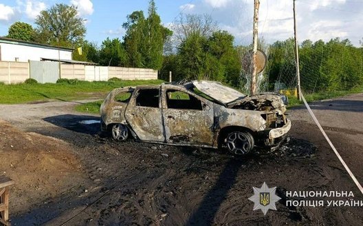 Ворожий БпЛА атакував автомобіль поліції на Сумщині: транспорт знищено вогнем. ФОТОрепортаж