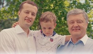 "Дякую за те, що навчив мене бути українцем": Олексій та Петро Порошенки записали привітання з нагоди Дня батька. ВIДЕО