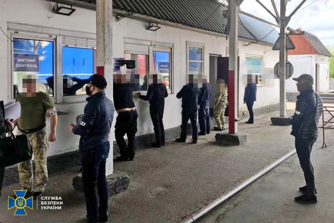 Виявлено чиновника-хабарника Держприкордонслужби: допомагав безперешкодно ввозити євробляхи в Україну 03